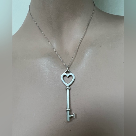 🔴Authentic TIFFANY & CO Large Sterling Silver Key Penden Necklace 🔴 - Picture 2 of 11